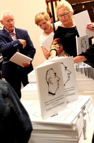 „Znani i nieznani, Panowie i Panie, jednym słowem: Białogardzianie w karykaturze Marka Kopczyńskiego”