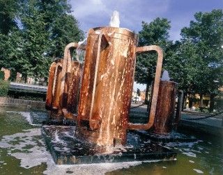 Miedziana fontanna w kształcie charakterystycznych kufli z Olen
