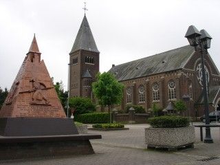 Kościół parafii Świętego Józefa (1923-1925) i miedziany pomnik w kształcie piramidy (1988)