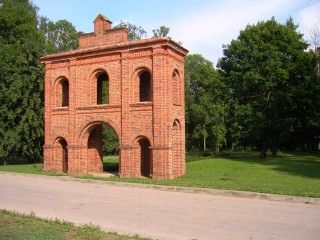 Brama - pozostałość po zburzonym kościele