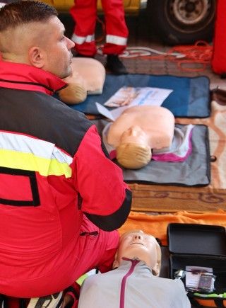 Nauczmy się ratować - pierwsza pomoc w praktyce. AED